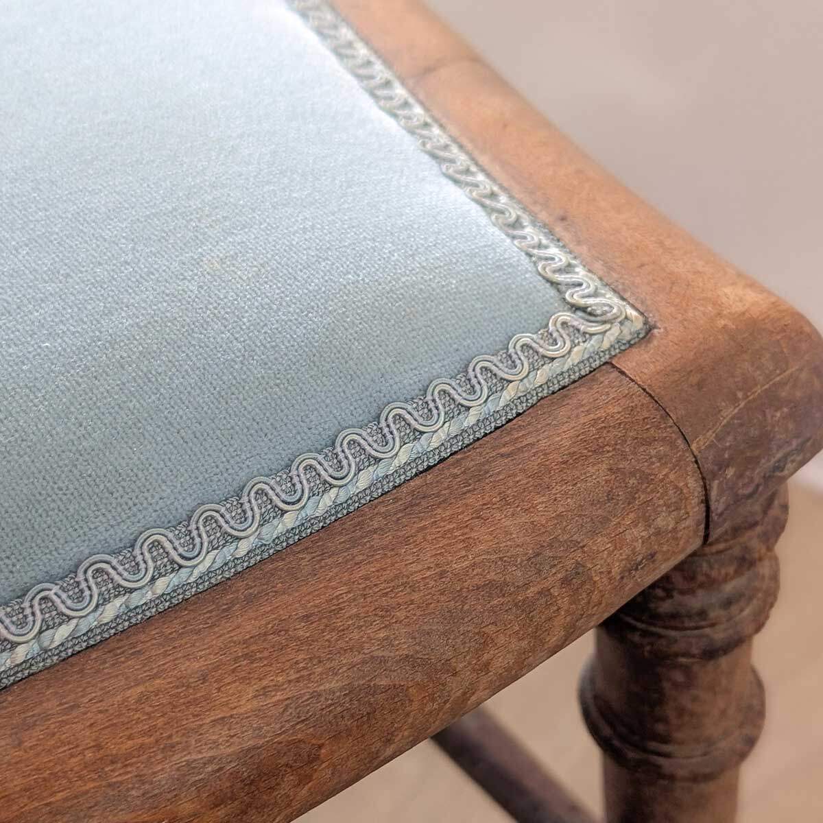 chaise vintage coussin bleu ciel galon lézarde