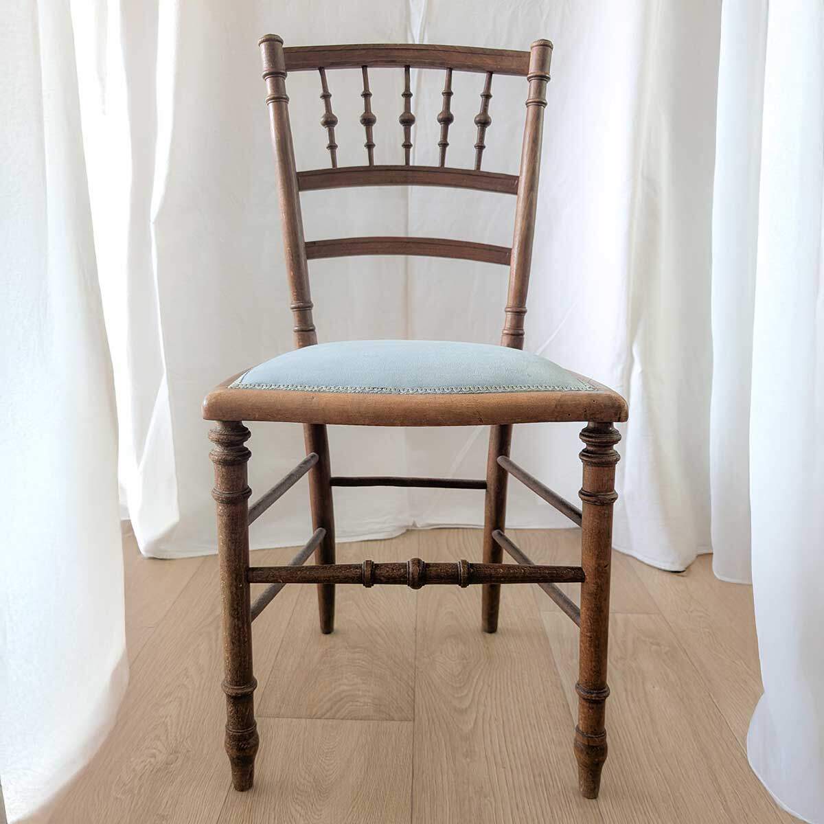 chaise vintage coussin bleu ciel galon lézarde