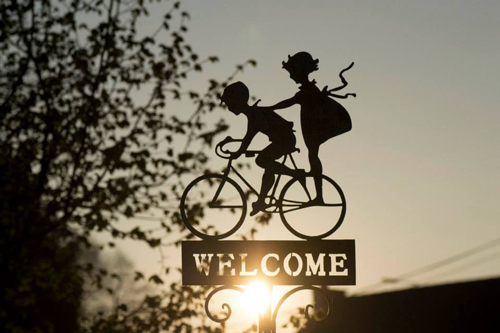 Décoration vintage en fer : des enfants sur une bicyclette